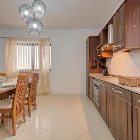 Apt San Giuliano * Saint Julian's